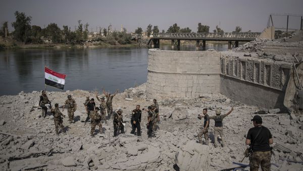 Iraqi Special Forces soldiers celebrate after reaching the bank of the Tigris river as their fight against Islamic State militants continues in parts of the Old City of Mosul, Iraq, Sunday, July 9, 2017. - Sputnik International