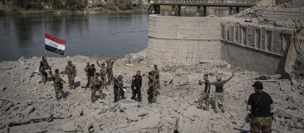 Iraqi Special Forces soldiers celebrate after reaching the bank of the Tigris river as their fight against Islamic State militants continues in parts of the Old City of Mosul, Iraq, Sunday, July 9, 2017. - Sputnik International