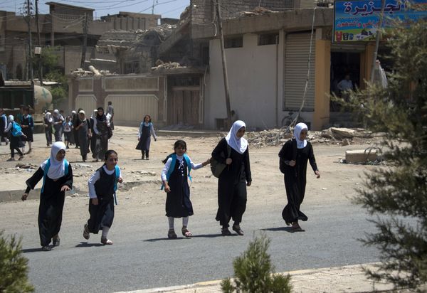 Iraqi girls walk back from school in west Mosul on July 12, 2017 after the government declared it had driven the Islamic State (IS) group jihadists from their one-time top stronghold. Iraqi girls walk back from school in west Mosul on July 12, 2017 after the government declared it had driven the Islamic State (IS) group jihadists from their one-time top stronghold. - Sputnik International