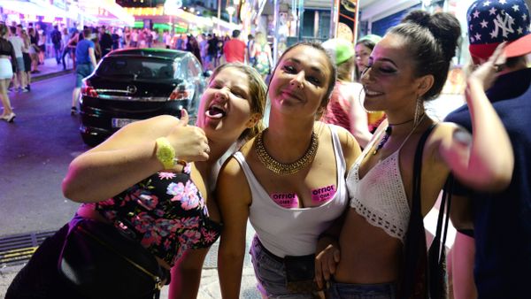 Tourists react as they pose for a photo at the resort of Magaluf, in Calvia town, on the Spanish Balearic island of Mallorca, Wednesday, June 10, 2015. - Sputnik International