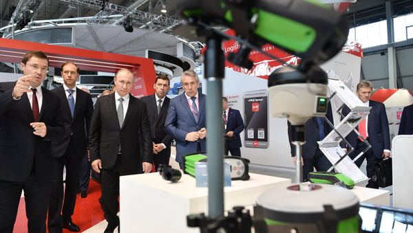 July 10, 2017. Russian President Vladimir Putin looks at Rostec Corporation's display during the 8th Innoprom International Industrial Trade Fair at the Yekaterinburg Expo International Exhibition Center. - Sputnik International