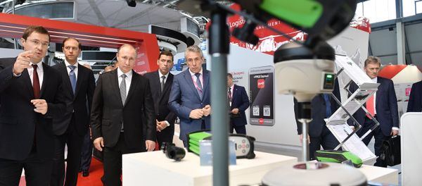 July 10, 2017. Russian President Vladimir Putin looks at Rostec Corporation's display during the 8th Innoprom International Industrial Trade Fair at the Yekaterinburg Expo International Exhibition Center. July 10, 2017. Russian President Vladimir Putin looks at Rostec Corporation's display during the 8th Innoprom International Industrial Trade Fair at the Yekaterinburg Expo International Exhibition Center. - Sputnik International