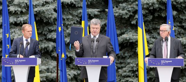 European Council President Donald Tusk, Ukrainian President Petro Poroshenko and European Commission President Jean-Claude Juncker attend a joint news conference following the EU-Ukraine summit in Kiev, Ukraine, July 13, 2017. - Sputnik International