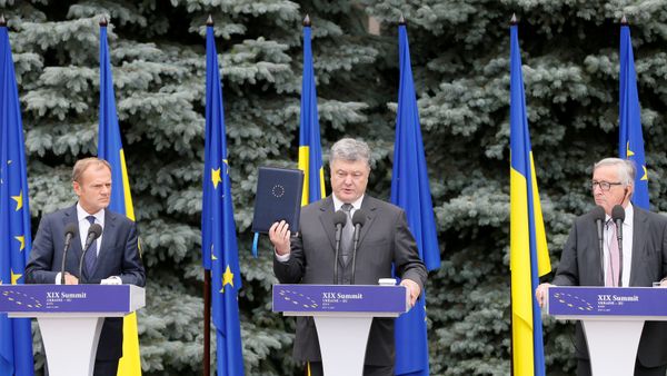 European Council President Donald Tusk, Ukrainian President Petro Poroshenko and European Commission President Jean-Claude Juncker attend a joint news conference following the EU-Ukraine summit in Kiev, Ukraine, July 13, 2017. European Council President Donald Tusk, Ukrainian President Petro Poroshenko and European Commission President Jean-Claude Juncker attend a joint news conference following the EU-Ukraine summit in Kiev, Ukraine, July 13, 2017. - Sputnik International