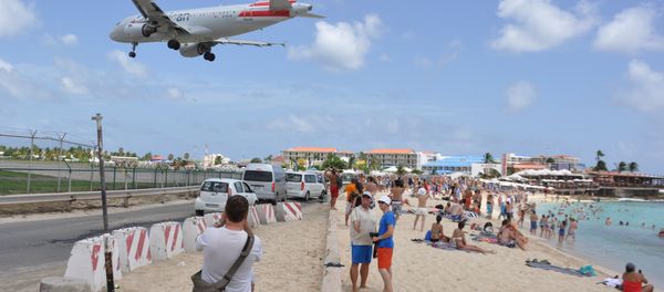 A plane lands at the Princess Juliana International Airport as beachgoers watch in Philipsburg, St. Maarten, a Dutch Caribbean territory, Thursday, July 13, 2017. On Wednesday, a New Zealand tourist was killed by the blast from a jetliner taking off when she was knocked into a wall as she tried to cling to a fence to feel the blast. A plane lands at the Princess Juliana International Airport as beachgoers watch in Philipsburg, St. Maarten, a Dutch Caribbean territory, Thursday, July 13, 2017. On Wednesday, a New Zealand tourist was killed by the blast from a jetliner taking off when she was knocked into a wall as she tried to cling to a fence to feel the blast. - Sputnik International