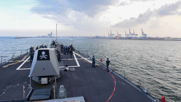 The Arleigh Burke-class guided-missile destroyer USS Kidd (DDG 100) arrives in India for Malabar July 9, 2017 - Sputnik International