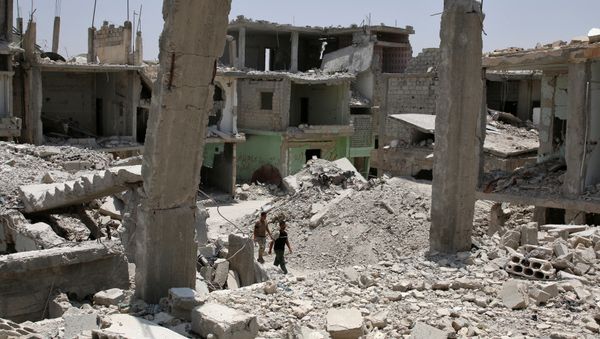 Men walk over rubble of damaged buildings in the province of Daraa, Syria July 11, 2017 - Sputnik International
