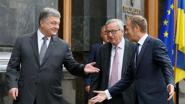 Ukrainian President Petro Poroshenko, European Commission President Jean-Claude Juncker and European Council President Donald Tusk arrive for a joint news conference following the EU-Ukraine summit in Kiev, Ukraine, July 13, 2017 - Sputnik International