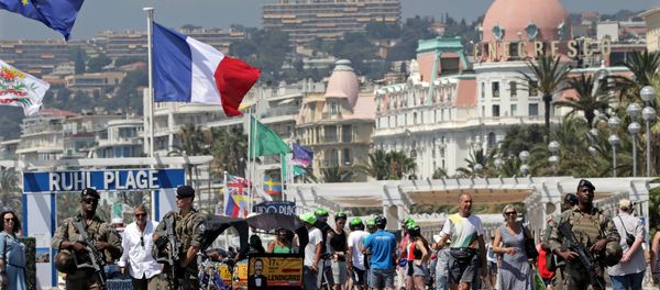 Armed French soldiers patrol along the Promenade des Anglais on the eve of the memorial ceremony of the July 14 fatal truck attack in Nice, France, July 13, 2017. - Sputnik International