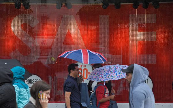 Shoppers walk past a sale sign in central London, Britain June 27, 2017.  - Sputnik International
