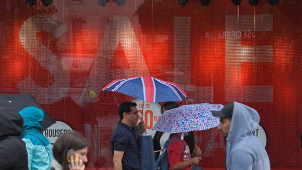 Shoppers walk past a sale sign in central London, Britain June 27, 2017. - Sputnik International