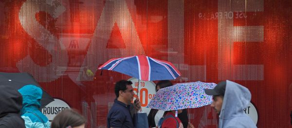 Shoppers walk past a sale sign in central London, Britain June 27, 2017. Shoppers walk past a sale sign in central London, Britain June 27, 2017. - Sputnik International