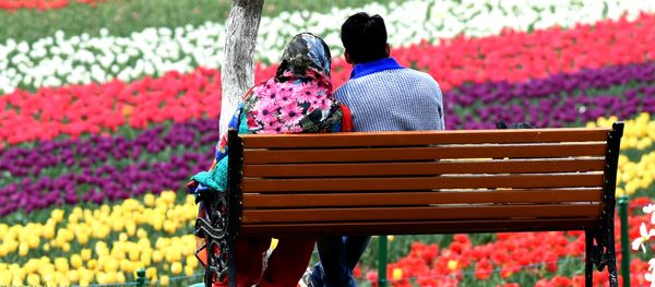 An Indian Kashmiri couple sits on a bench at a Tulip Garden, claimed to be Asia's largest, in Srinagar on April 1, 2017 - Sputnik International