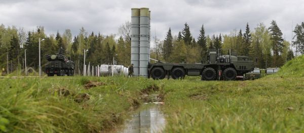 An S-400 Triumf anti-aircraft weapon system and a Pantsir-S surface-to-air missile and anti-aircraft artillery weapon system during the combat duty drills of the surface to air-misile regiment in the Moscow Region An S-400 Triumf anti-aircraft weapon system and a Pantsir-S surface-to-air missile and anti-aircraft artillery weapon system during the combat duty drills of the surface to air-misile regiment in the Moscow Region - Sputnik International