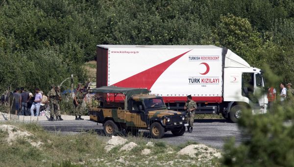Turkish Red Crescent officials and soldiers distribute food to Syrians at the Turkey-Syria border near the Turkish village of Guvecci in Hatay province, Turkey (File) - Sputnik International