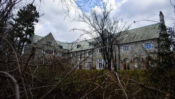 Killenworth, an estate built in 1913 for George du Pont Pratt and purchased by the former Soviet Union in 1951, is seen in Glen Cove, New York, on December 30, 2016. Killenworth is one of two Russian compounds on the North Shore of Long Island with Norwich House, in Upper Brookville, being closed to Russian officials as part of the sanctions ordered by US President Barack Obama in retaliation for suspected Russian hacking during the US elections - Sputnik International