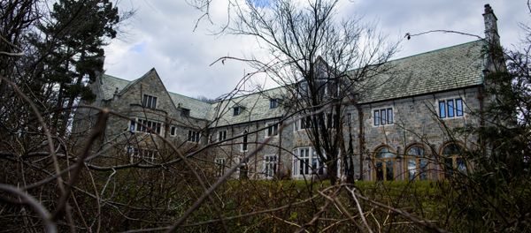 Killenworth, an estate built in 1913 for George du Pont Pratt and purchased by the former Soviet Union in 1951, is seen in Glen Cove, New York, on December 30, 2016. Killenworth is one of two Russian compounds on the North Shore of Long Island with Norwich House, in Upper Brookville, being closed to Russian officials as part of the sanctions ordered by US President Barack Obama in retaliation for suspected Russian hacking during the US elections Killenworth, an estate built in 1913 for George du Pont Pratt and purchased by the former Soviet Union in 1951, is seen in Glen Cove, New York, on December 30, 2016. Killenworth is one of two Russian compounds on the North Shore of Long Island with Norwich House, in Upper Brookville, being closed to Russian officials as part of the sanctions ordered by US President Barack Obama in retaliation for suspected Russian hacking during the US elections - Sputnik International