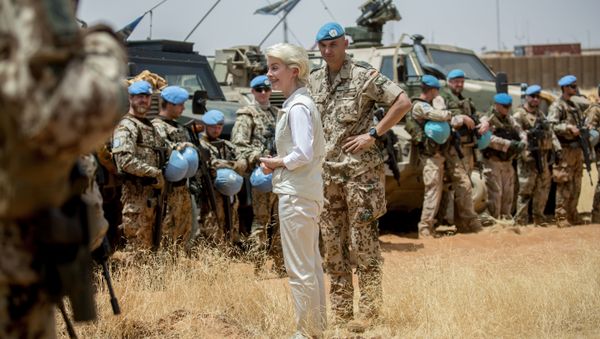 German defense minister Ursula von der Leyen, left, speaks to German soldiers next to the commander of the German troops, Lieutenant Colonel Marc Vogt, right, at Camp Castor near Gao, Mali (File) - Sputnik International