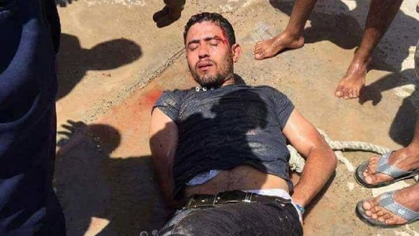 Workers and security personnel detain the man who stabbed two German tourists to death and wounded four others during an attack at the Zahabia hotel resort in Hurghada, south of the capital Cairo, Egypt, July 14, 2017 - Sputnik International