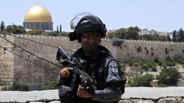 An Israeli border police officer stands guard outside in Jerusalem's Old City Friday, July 14, 2017 An Israeli border police officer stands guard outside in Jerusalem's Old City Friday, July 14, 2017 - Sputnik International