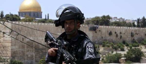 An Israeli border police officer stands guard outside in Jerusalem's Old City Friday, July 14, 2017 An Israeli border police officer stands guard outside in Jerusalem's Old City Friday, July 14, 2017 - Sputnik International