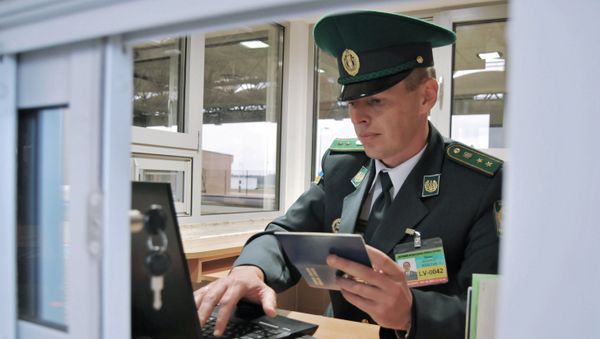 Ukrainian border officer at the international crossing point through the Ukrainian-Polish border Ugrinov-Dolgobichuv, located on the Ukrainian-Polish border in Poland near the village of Ugrinov in Sokalsky district, Lvov region Ukrainian border officer at the international crossing point through the Ukrainian-Polish border Ugrinov-Dolgobichuv, located on the Ukrainian-Polish border in Poland near the village of Ugrinov in Sokalsky district, Lvov region - Sputnik International