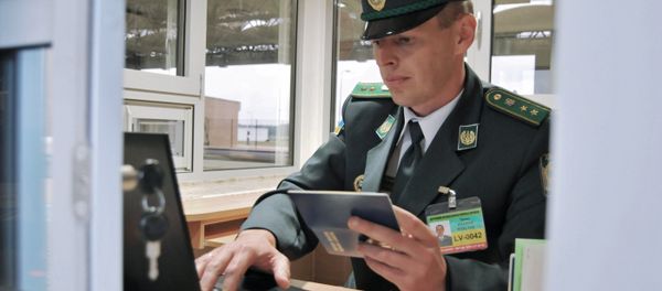 Ukrainian border officer at the international crossing point through the Ukrainian-Polish border Ugrinov-Dolgobichuv, located on the Ukrainian-Polish border in Poland near the village of Ugrinov in Sokalsky district, Lvov region - Sputnik International