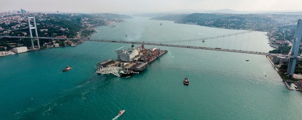 The Pioneering Spirit vessel passing through the Bosphorus to work on the TurkStream Offshore Gas Pipeline The Pioneering Spirit vessel passing through the Bosphorus to work on the TurkStream Offshore Gas Pipeline - Sputnik International
