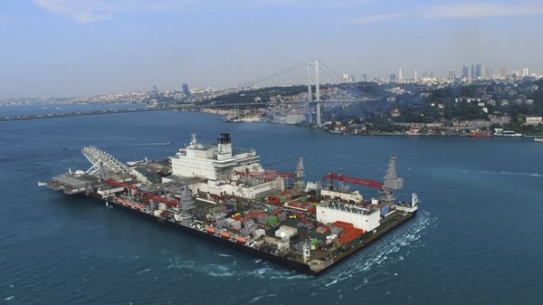 The 'Pioneering Spirit' vessel crosses the Bosphorus Strait in Istanbul The 'Pioneering Spirit' vessel crosses the Bosphorus Strait in Istanbul - Sputnik International
