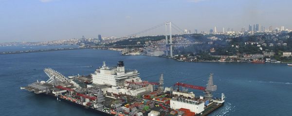 The 'Pioneering Spirit' vessel crosses the Bosphorus Strait in Istanbul The 'Pioneering Spirit' vessel crosses the Bosphorus Strait in Istanbul - Sputnik International