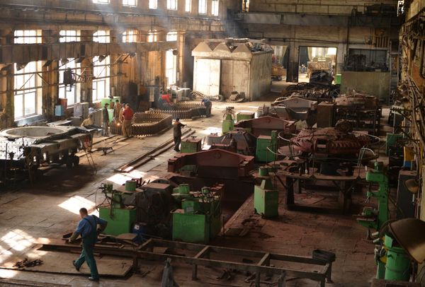 Employees perform repairing works on an armoured personnel carrier (APC) and tanks in a tank plant in Lviv (File) Employees perform repairing works on an armoured personnel carrier (APC) and tanks in a tank plant in Lviv (File) - Sputnik International