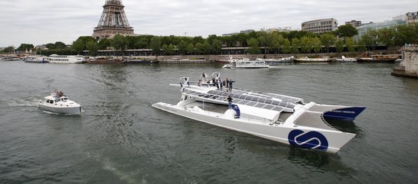Energy Observer, the first self-sustainable eco-friendly boat, travels on the Seine river next to the Eiffel tower as it leaves for a world tour, in Paris, France July 15, 2017 - Sputnik International