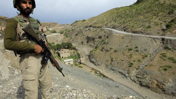 A Pakistan army soldier stands guard in the Pakistani tribal area of Khyber near the Torkham border post between Pakistan and Afghanistan, Wednesday, June 15, 2016.  - Sputnik International