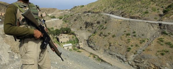 A Pakistan army soldier stands guard in the Pakistani tribal area of Khyber near the Torkham border post between Pakistan and Afghanistan, Wednesday, June 15, 2016. - Sputnik International