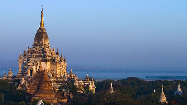 The 12th-century Gawdawpalin Pahto (Temple) with Ayeyarwady (Irrawady) River on its background, Bagan, Myanmar (Burma) - Sputnik International