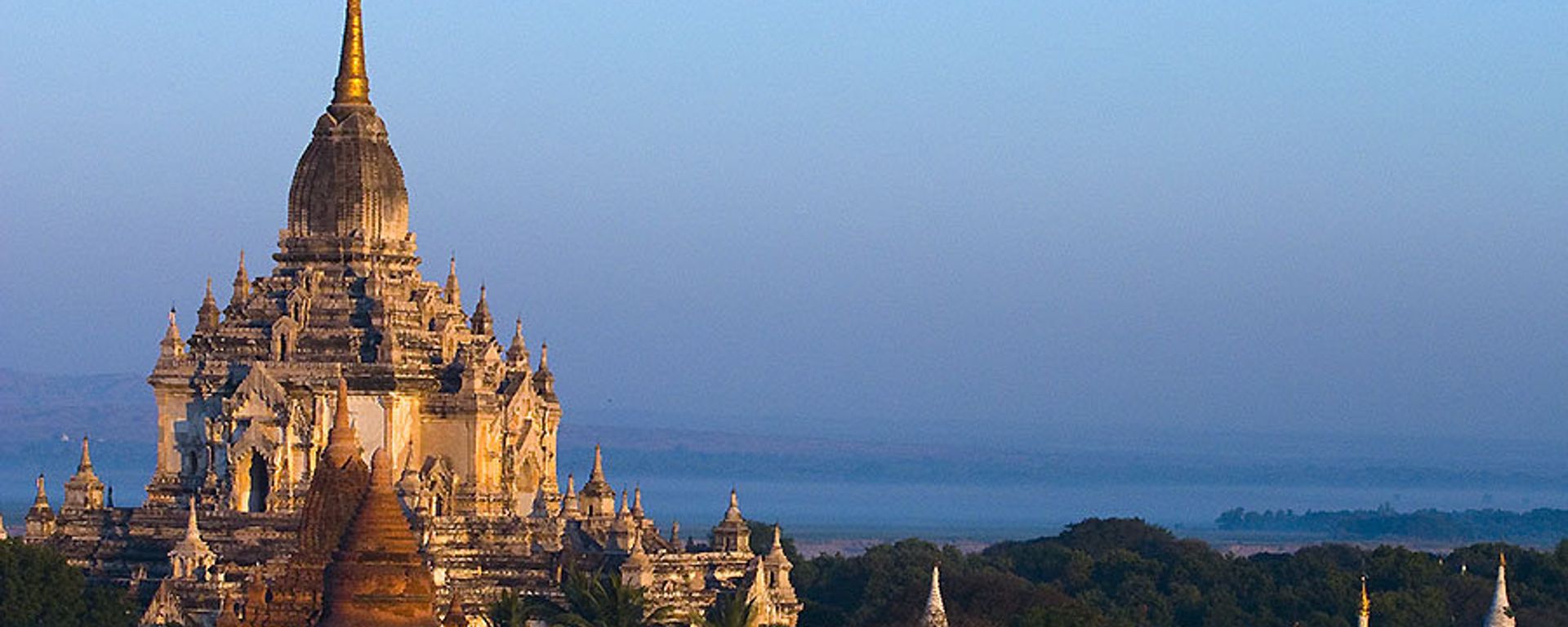 The 12th-century Gawdawpalin Pahto (Temple) with Ayeyarwady (Irrawady) River on its background, Bagan, Myanmar (Burma) - Sputnik International, 1920, 30.03.2023