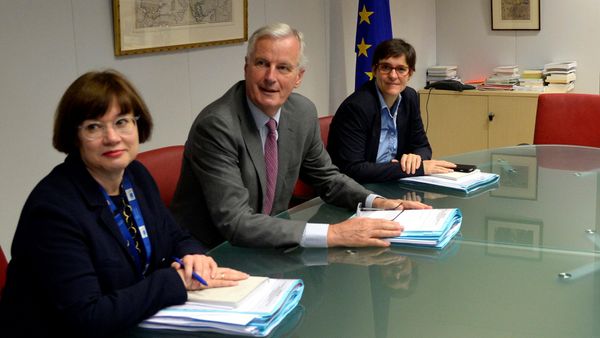European Union's chief Brexit negotiator Michel Barnier and his delegation and Britain's Secretary of State for Exiting the European Union David Davis and his delegation attend a first full round of talks on Britain's divorce terms from the European Union, in Brussels, Belgium, July 17, 2017. - Sputnik International