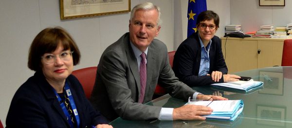 European Union's chief Brexit negotiator Michel Barnier and his delegation and Britain's Secretary of State for Exiting the European Union David Davis and his delegation attend a first full round of talks on Britain's divorce terms from the European Union, in Brussels, Belgium, July 17, 2017. - Sputnik International