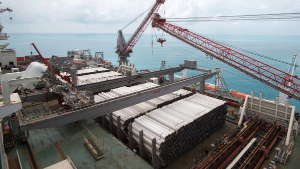 The Pioneering Spirit pipelay vessel operation near Anapa - Sputnik International