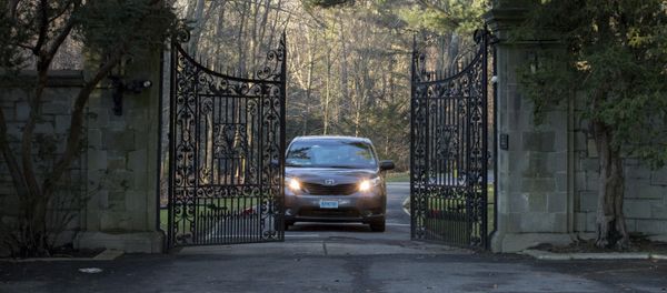 A car with diplomatic license plates drives out of a compound near Glen Cove, N.Y., on Long Island on Friday, Dec. 30, 2016. Russia maintains this and another weekend retreat for its United Nations diplomats about an hour's drive outside New York City — each in one of Long Island's old Gold Coast mansions. U.S. officials didn't clarify which of the two countryside compounds would be closed A car with diplomatic license plates drives out of a compound near Glen Cove, N.Y., on Long Island on Friday, Dec. 30, 2016. Russia maintains this and another weekend retreat for its United Nations diplomats about an hour's drive outside New York City — each in one of Long Island's old Gold Coast mansions. U.S. officials didn't clarify which of the two countryside compounds would be closed - Sputnik International