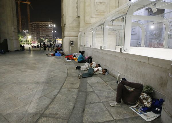 Migrants rest and sleep outside Milan's main train station, Italy (File) Migrants rest and sleep outside Milan's main train station, Italy (File) - Sputnik International