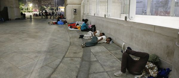 Migrants rest and sleep outside Milan's main train station, Italy (File) Migrants rest and sleep outside Milan's main train station, Italy (File) - Sputnik International