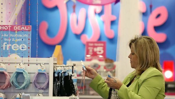 ** FILE ** In this Aug. 15, 2006 file photo, Michelle Silonuk shops for her two daughters at a Justice store in Columbus, Ohio. ** FILE ** In this Aug. 15, 2006 file photo, Michelle Silonuk shops for her two daughters at a Justice store in Columbus, Ohio. - Sputnik International