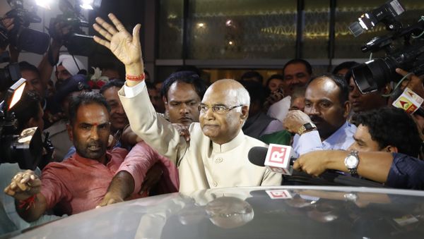 Ram Nath Kovind, center, waves to media upon arrival at the airport in New Delhi, India, June 19, 2017 - Sputnik International
