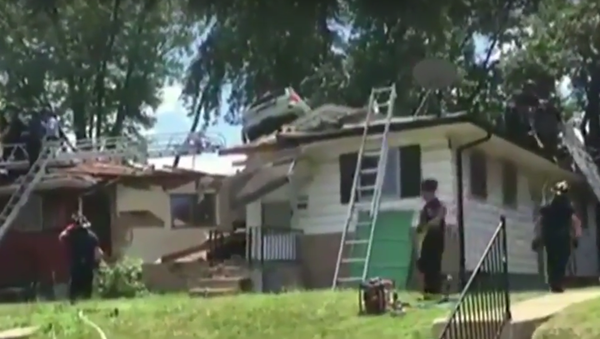 an SUV lands on top of a home in St. Louis, Missouri. - Sputnik International
