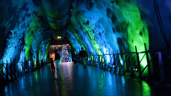 A family walks in an underground tunnel in Santa Park near Rovaniemi, Finnish Lapland, on December 14, 2011. A family walks in an underground tunnel in Santa Park near Rovaniemi, Finnish Lapland, on December 14, 2011. - Sputnik International