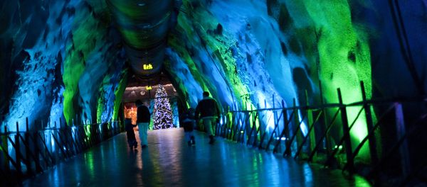 A family walks in an underground tunnel in Santa Park near Rovaniemi, Finnish Lapland, on December 14, 2011. A family walks in an underground tunnel in Santa Park near Rovaniemi, Finnish Lapland, on December 14, 2011. - Sputnik International