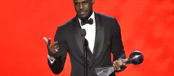 NBA basketball player LeBron James, of the Cleveland Cavaliers, accepts the award for best male athlete at the ESPY Awards at the Microsoft Theater on Wednesday, July 13, 2016, in Los Angeles. - Sputnik International