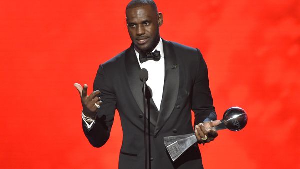 NBA basketball player LeBron James, of the Cleveland Cavaliers, accepts the award for best male athlete at the ESPY Awards at the Microsoft Theater on Wednesday, July 13, 2016, in Los Angeles. - Sputnik International