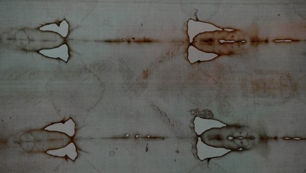 The Shroud of Turin, showing alleged images of the face (R) and hands (C) of Jesus Christ is displayed on public for the first time in ten years on April 10, 2010 in the Cathedral of Turin. - Sputnik International